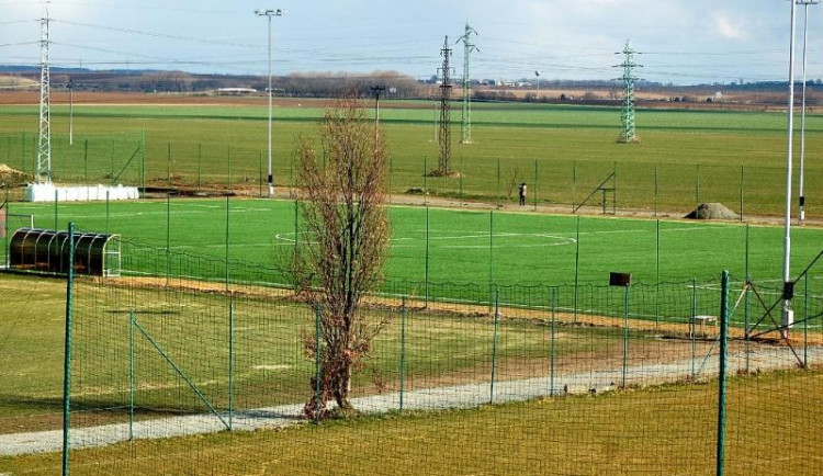 V areálu stadionu v Holici proběhne v dubnu dobročinná výsadba stromů