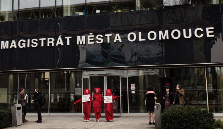 FOTO: Rebelové bojující za klima se zúčastnili jednání zastupitelstva