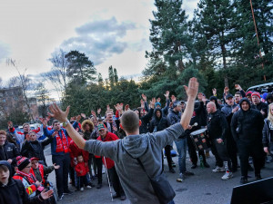 FOTO: Na hokej nemohli, i přesto přišli. Fanoušci Mory fandili u obrazovek před stadionem