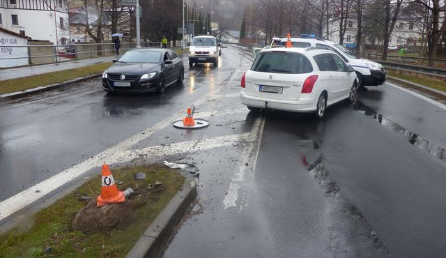 Senior v Jeseníku boural na kruhovém objezdu. Neměl platný řidičák ani technickou