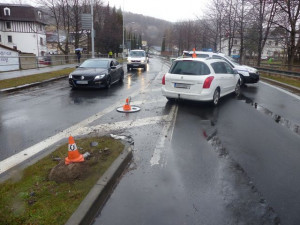 Senior v Jeseníku boural na kruhovém objezdu. Neměl platný řidičák ani technickou