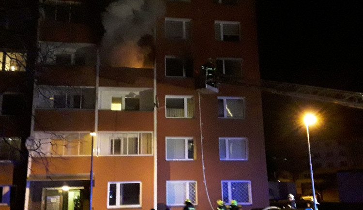 Hasiči v noci zachránili člověka z hořícího domu v Uničově a evakuovali 40 lidí
