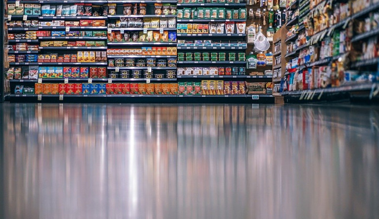 Koronavirus se může šířit i v hypermarketech. V jednu chvíli tam může být až několik tisíc osob