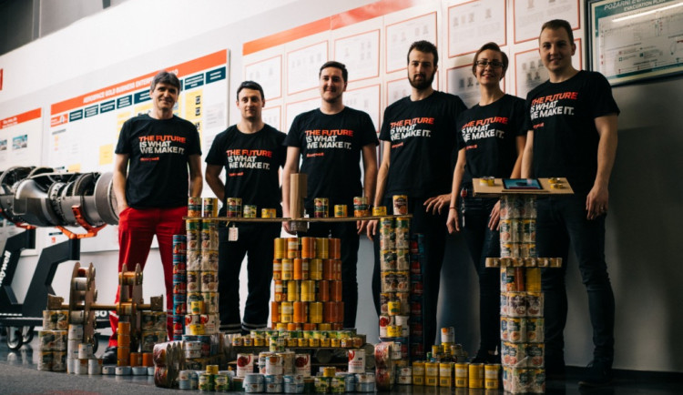Inženýři ze společnosti Honeywell vytvořili v rámci soutěže Design to donate 3D tiskárnu pomocí plechovek. Pomůže olomoucké potravinové bance