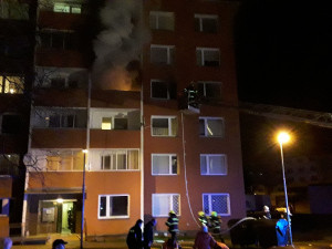 Hasiči v noci zachránili člověka z hořícího domu v Uničově a evakuovali 40 lidí