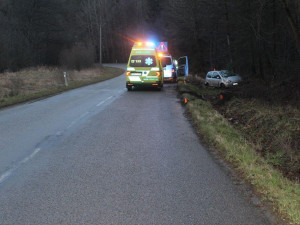 Řidič udělal s Renaultem kotrmelec a skončil na okraji lesa