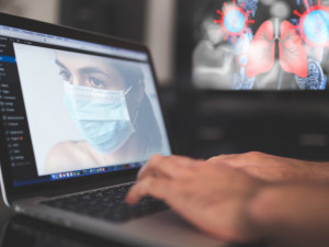 Od dnešních šesti hodin ráno jsou s výjimkami uzavřeny obchody a restaurace