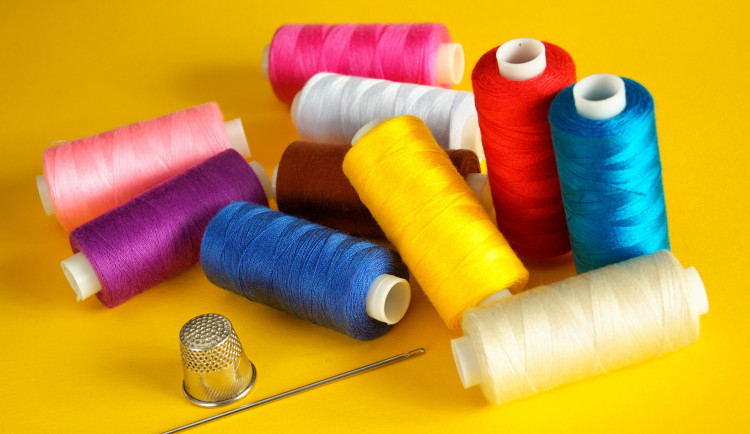 Moravské divadlo pomáhá Fakultní nemocnici. Garderobiérky vyrábí ochranné roušky