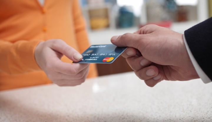 Česko platí kartou: Podnikatelé získají na rok platební terminál zdarma