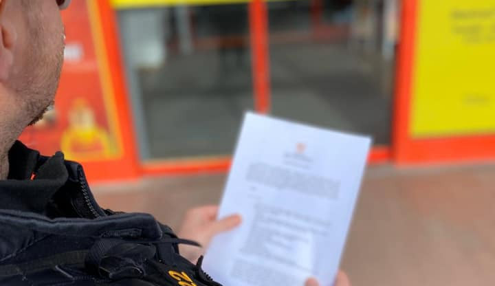 PŘEHLEDNĚ: Jaká opatření vláda nařídila? Zákaz volného pohybu či žádná dovolená pro zdravotníky