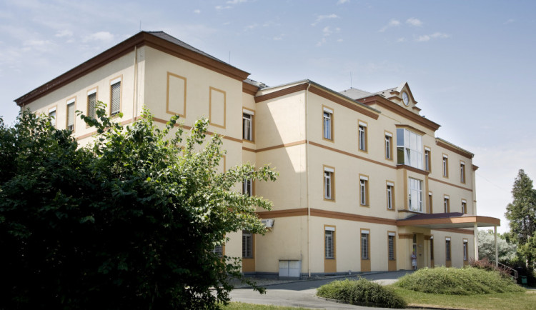 Šternberská nemocnice omezuje vstup do areálu a odkládá operace
