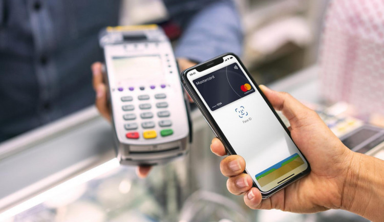Možnost platby kartou i v těch nejmenších prodejnách? Díky iniciativě Česko platí kartou mohou obchodníci získat terminály na rok zdarma