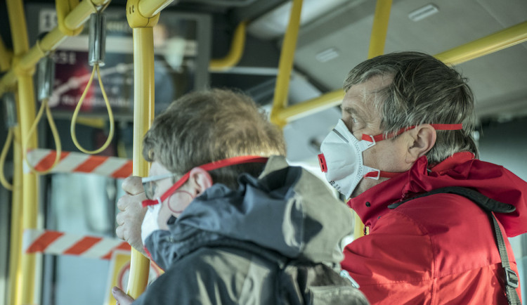 Česko zatím nemá žádného pacienta uzdraveného z nového koronaviru. Vyléčení musí potvrdit dva odběry