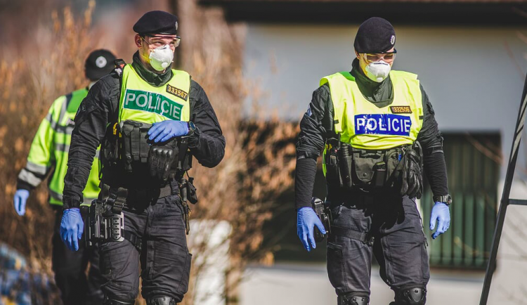 Uzavřenou oblast Litovle střeží na 22 stanovištích 160 policistů