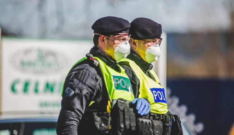 Uzavřenou oblast Litovelska střeží s policisty i dobrovolní hasiči