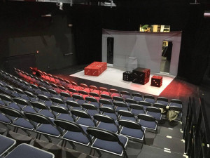 Divadlo Tramtarie šije desítky roušek denně, nyní však formou sbírky žádají o pomoc veřejnost