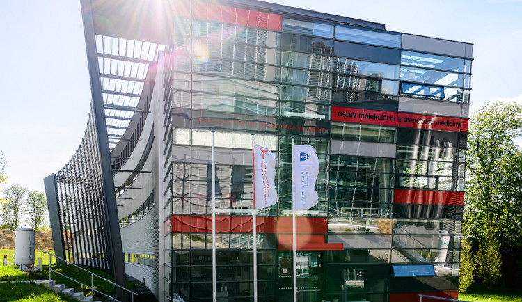 Vědci z lékařské fakulty jsou připraveni testovat až tisíc vzorků na koronavirus denně