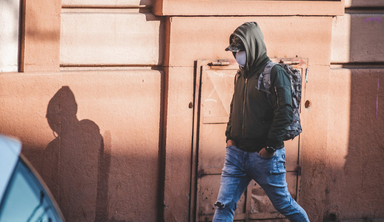 Začala platit povinnost zakrýt si nos a ústa, opět se sejde vláda