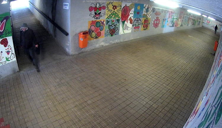 VIDEO: Kamera zachytila zloděje, který okradl na tramvajové zastávce seniorku. Nepoznáváte ho?