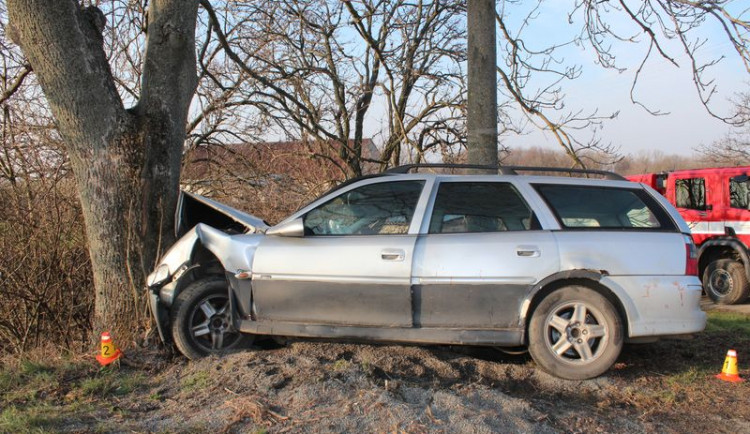 Řidič se zákazem řízení boural v Lipině do stromu