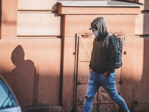 Začala platit povinnost zakrýt si nos a ústa, opět se sejde vláda