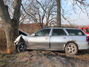 Řidič se zákazem řízení boural v Lipině do stromu