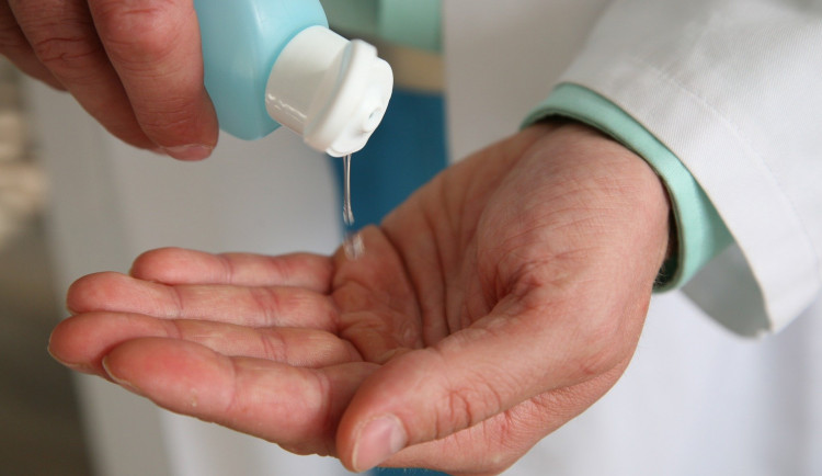 Prostějovská likérka dodává nemocnicím líh na desinfekci