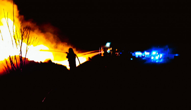 FOTO/VIDEO: Na Olomoucku hoří dřevozpracující provoz, škoda jde do milionů