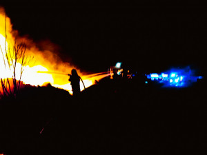 FOTO/VIDEO: Na Olomoucku hoří dřevozpracující provoz, škoda jde do milionů