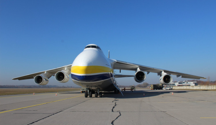 Do Česka přiletěl letoun Ruslan s miliony respirátorů a roušek. Symbolicky proletěl mezi Litovlí a Uničovem