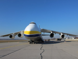Do Česka přiletěl letoun Ruslan s miliony respirátorů a roušek. Symbolicky proletěl mezi Litovlí a Uničovem