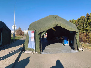 Prostějovská nemocnice má ve svém areálu nové odběrové místo. Postavili jej vojáci