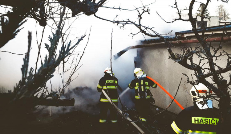 FOTO: Hasiči likvidují požár v Litovli, vzplál tam přístřešek u rodinného domu