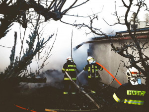 FOTO: Hasiči likvidují požár v Litovli, vzplál tam přístřešek u rodinného domu