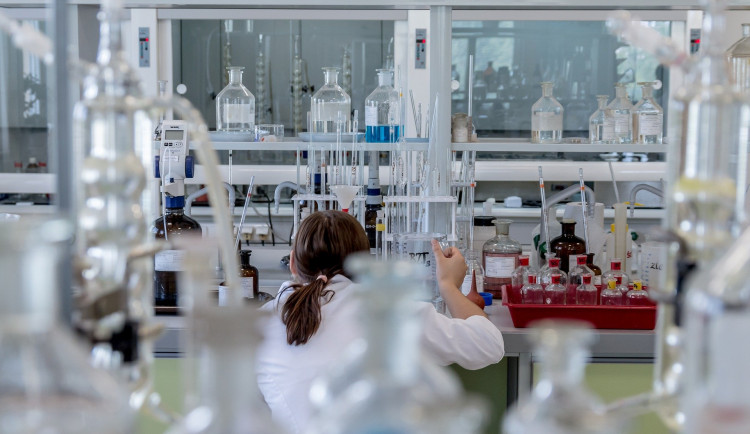 Univerzitní laboratoř v Olomouci otestuje tisíc vzorků za den