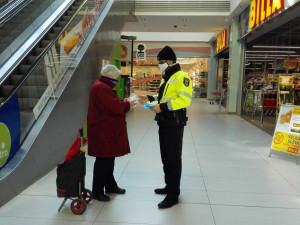 Přerovští strážnici předávají roušky seniorům