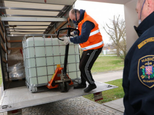 Do Olomouce přivezli zásilku 2000 litrů dezinfekčního prostředku
