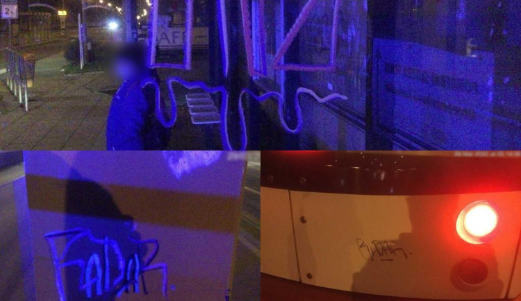 Mladíci v Olomouci pomalovali zastávky tramvaje i samotnou tramvaj