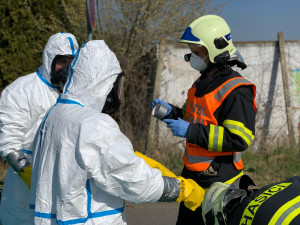 FOTO: Prostějovští hasiči dekontaminovali odběrové stany