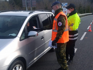 Česko-polskou hranici překročilo v Mikulovicích za dva týdny 4500 vozů