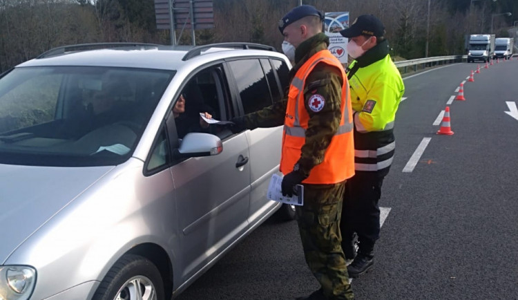 Česko-polskou hranici překročilo v Mikulově za dva týdny 4500 vozů