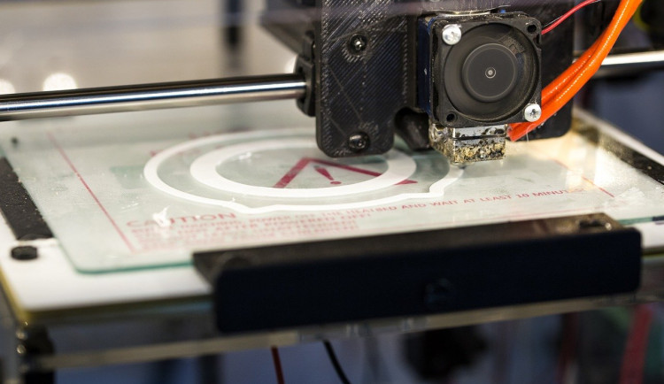 Prostějov daruje ochranné štíty tisknuté na 3D tiskárnách