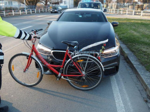 Nepozorný řidič srazil cyklistu. Ten nadýchal jedno promile