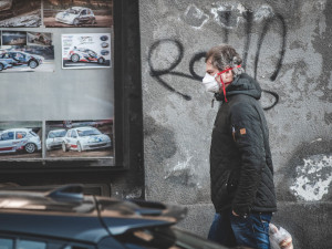 Opatření nutí firmy propouštět. Jiné zase trápí nedostatek pracovní síly ze zahraničí