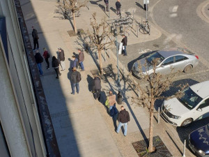 Lidé se sjíždějí na přerovský magistrát. Ten se rozhodl k přednostnímu odbavení akutních případů