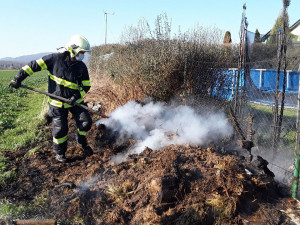 Hasiči evidují zvýšený počet výjezdů. Občanům radí, jak zodpovědně pálit suchou trávu a klestí