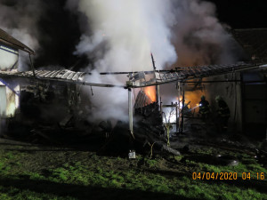 FOTO/VIDEO: Požár hospodářského stavení způsobil škodu přes půl milionu