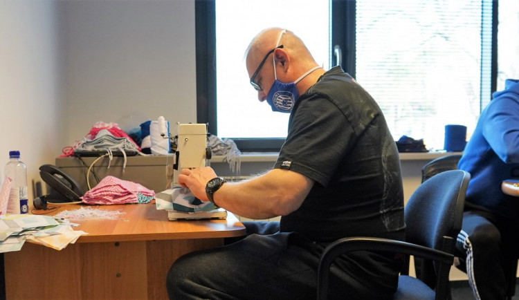 FOTO: Na Sigmě šijí místo fotbalu roušky, fotbalisté je pak rozvážejí