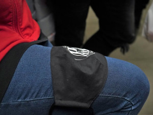 FOTO: Na Sigmě šijí místo fotbalu roušky, fotbalisté je pak rozvážejí