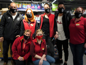 FOTO: Na Sigmě šijí místo fotbalu roušky, fotbalisté je pak rozvážejí